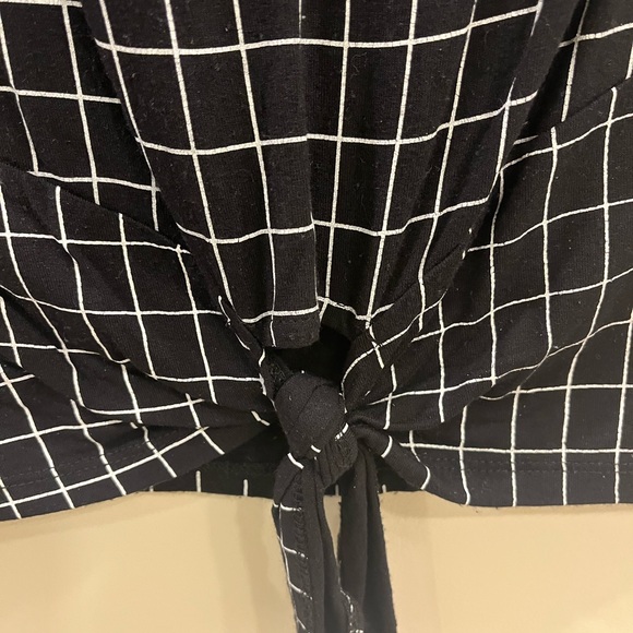 Cute black and white chique top. - Picture 2 of 4